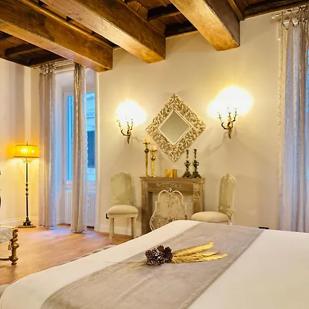 Trevi Fountain Elegant Apartment