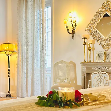 Trevi Fountain Elegant Apartment