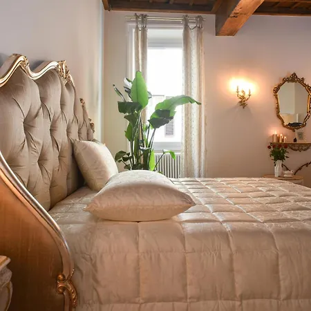 Trevi Fountain Elegant Apartment